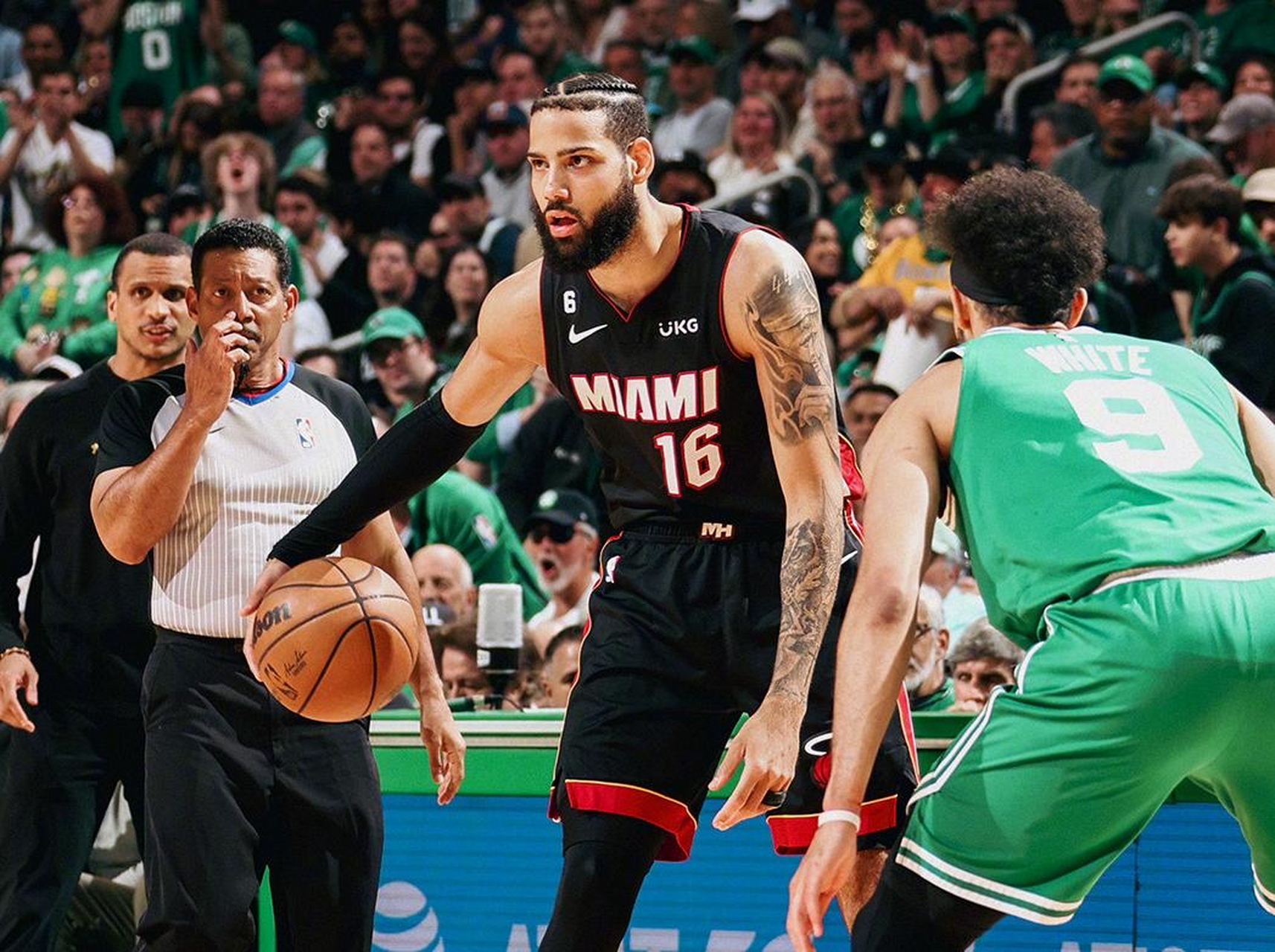 波士顿凯尔特人训练开放日，加时末段主帅复盘引欢呼，NBA季后赛在即，高层口径保持一致的简单介绍